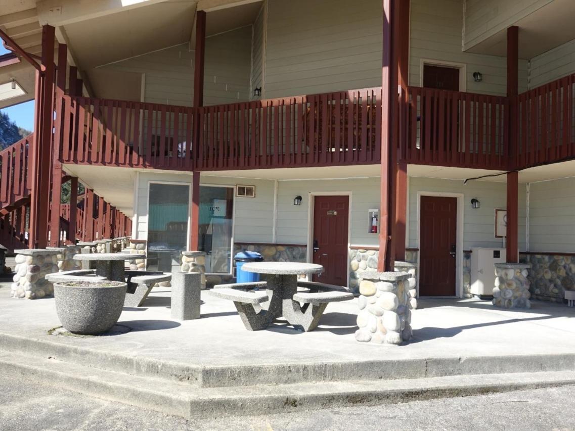 Seasons Motel Morton Room photo